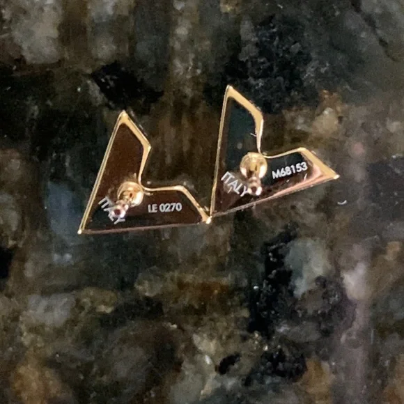 SOLD Louis Vuitton Essential “V” Earrings - Picture 4 of 11